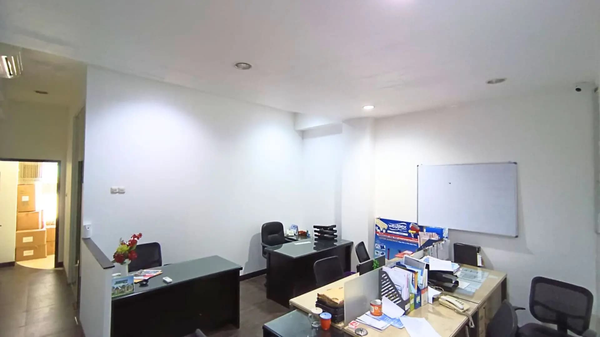 Fasilitas Operasional & Ruang Kerja Tim